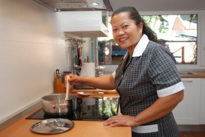 Cuando debo subir el sueldo a mi empleada y cuanto - empleada cocinando