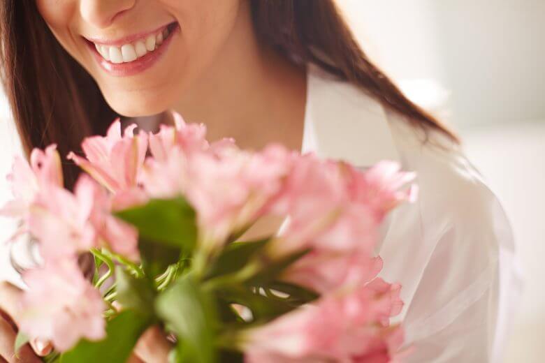 Mujer ofreciendo flores