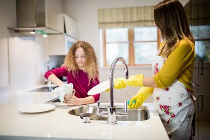 La limpieza de la casa con niños