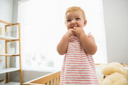 Cómo elegir productos seguros para tu bebé-Niña llorando en la cuna