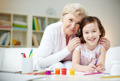 Qué hacer con los niños en verano-Abuela con niña