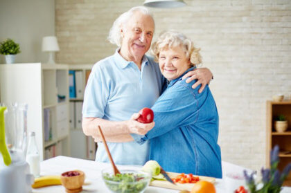 extremar el cuidado de ancianos en verano-pareja mayor abrazandose