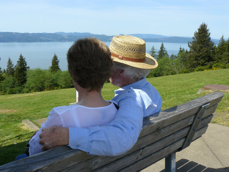 extremar el cuidado de ancianos en verano-pareja mayor de espaldas en un banco