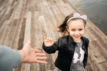 disciplina positiva-niña alcanzado mano tendida de un mayor