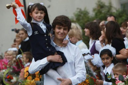 Vuelta al cole - En rusia niños llevan trajes especiales y las niñas cintas blancas con flores en el pelo