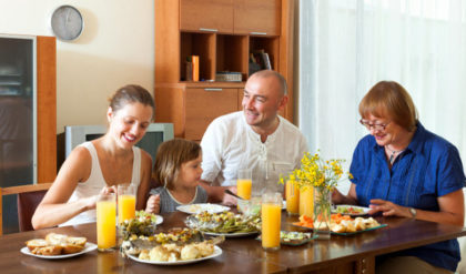 familia en la mesa comiendo