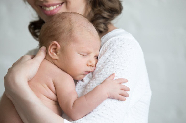 Cuidadoras de bebés-madre con su bebé en brazos