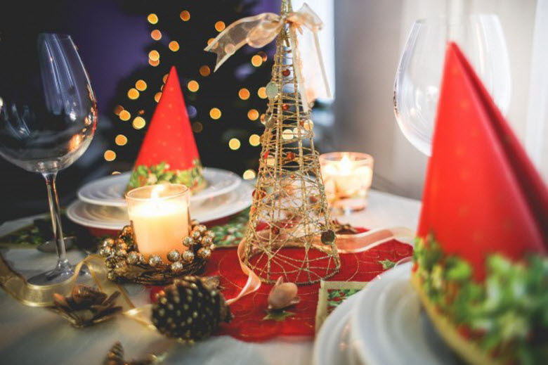 Navidad y ayuda doméstica-mesa decorada de cena de Navidad