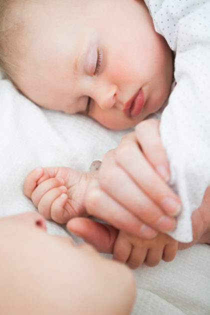 El colecho-Madre durmiendo con su bebe