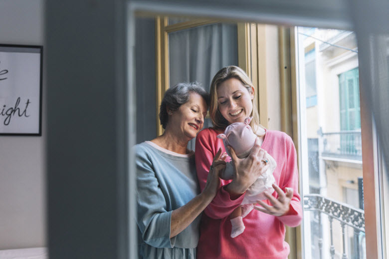 Los abuelos golondrina. Cómo afecta a los mayores el cambio de hogar en vacaciones