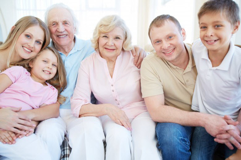 abuelos y tres generaciones de una familia