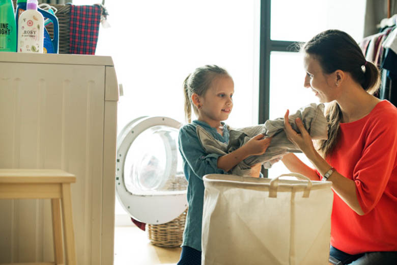 consejos para la colada-madre e hija con la cesta de la ropa