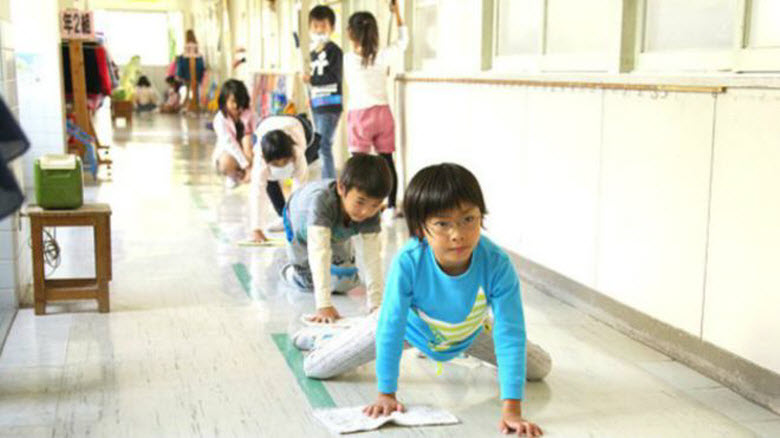 japoneses limpian - niños fregando suelo