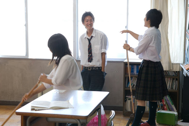 japoneses limpian - adolescentes limpiando clase