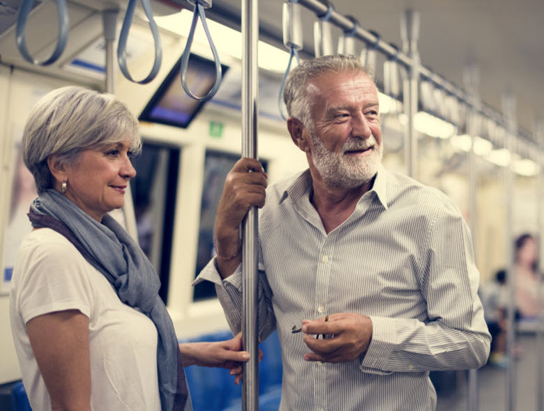 personas mayores viajando en el metro