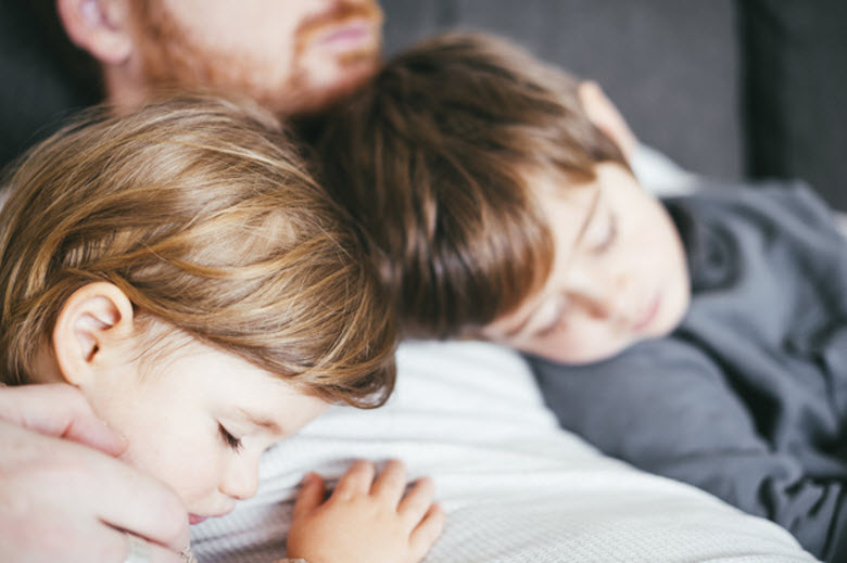 hija e hijo durmiendo en el pecho de su padre