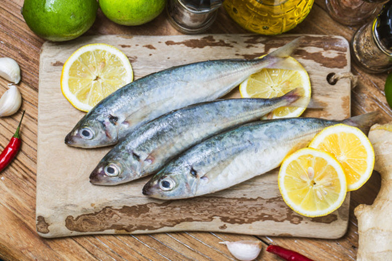 pescado con limones en tabla