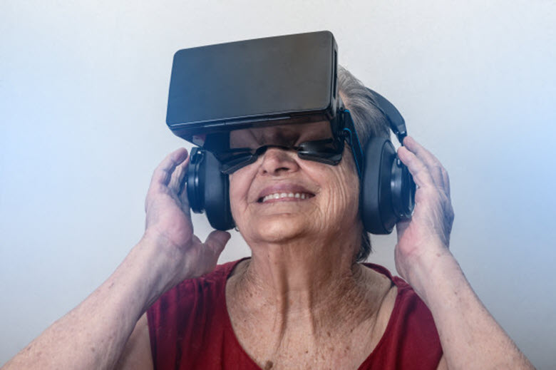 mujer mayor con gafas 3D REALIDAD VIRTUAL y cascos de música