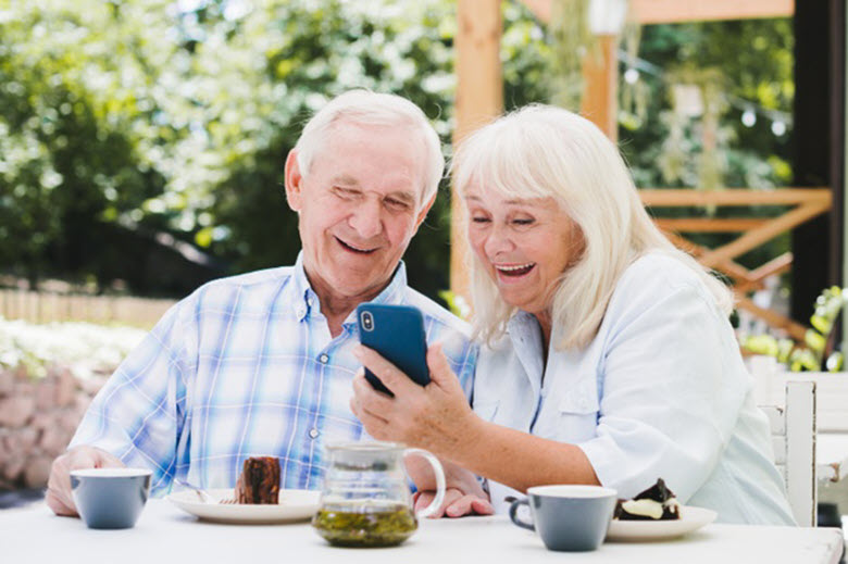 dos personas mayores mirando el móvil