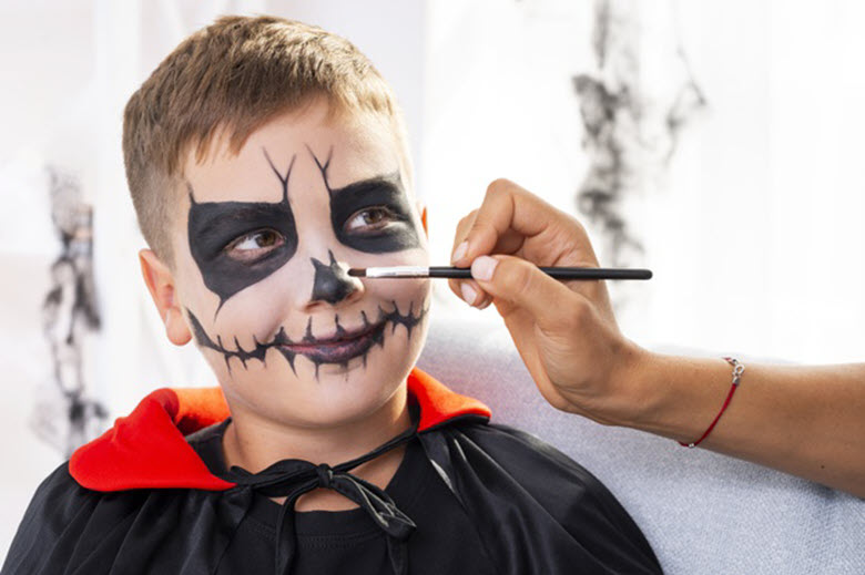 niño maquillándose de zombie para Halloween