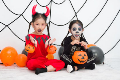 dos niñas disfrazadas y maquilladas para Halloween