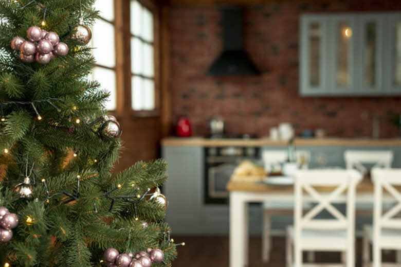 árbol de Navidad con cocina al fondo