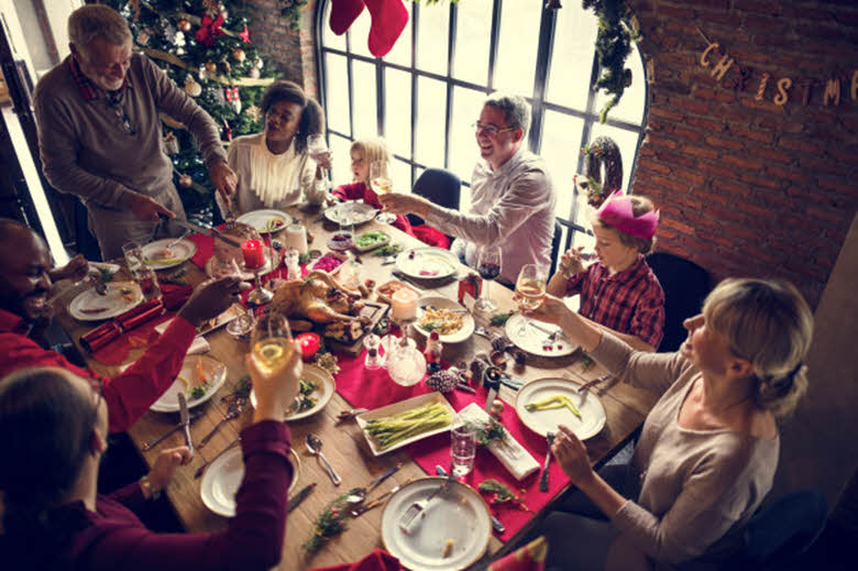 familia celebrando comida de Navidad