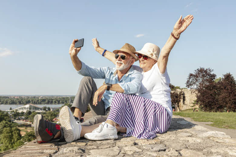 pareja de ancianos haciéndose un selfie