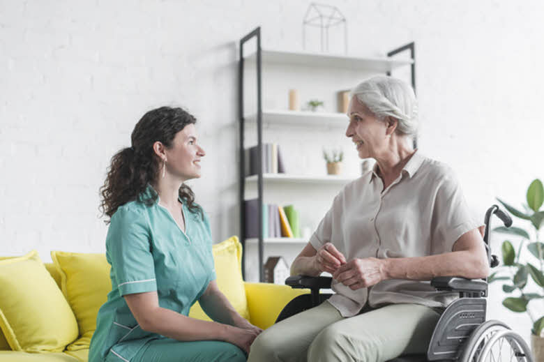 cuidadora de anciana conversando con ella