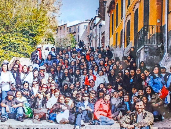 Grupo grande de empleadas de hogar en la calle